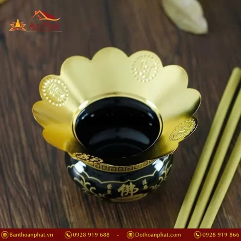 Đặt trên lư hương, bát nhang